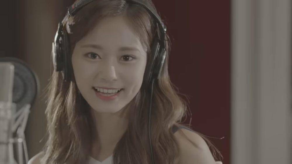 cuplikan MV "Stay By My Side" (youtube.com/TWICE JAPAN OFFICIAL)