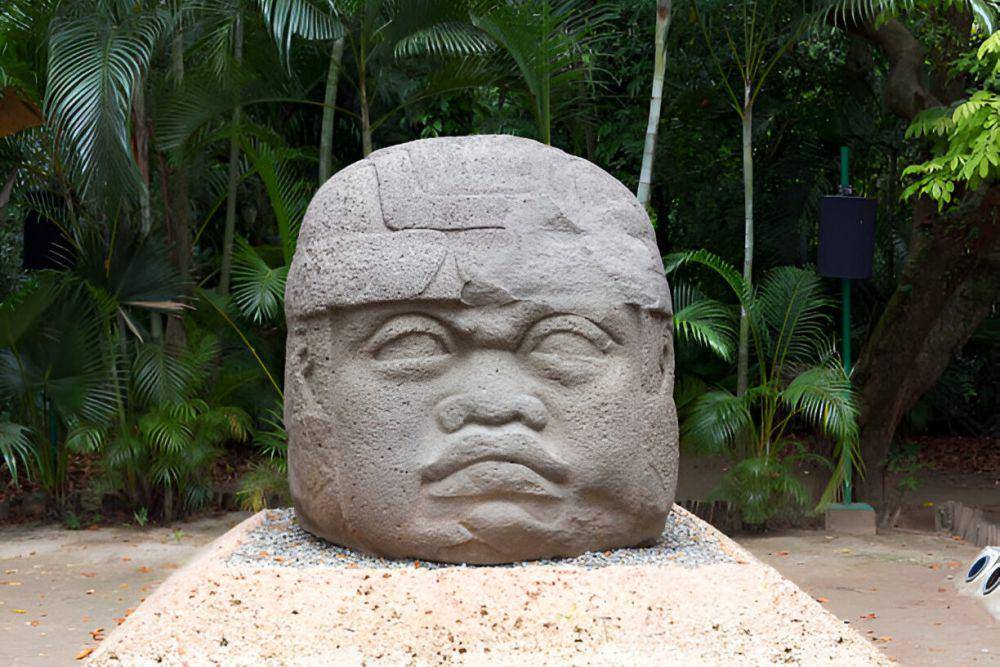 Patung Kepala Kolosal Olmek (istockphoto.com/stockcam)