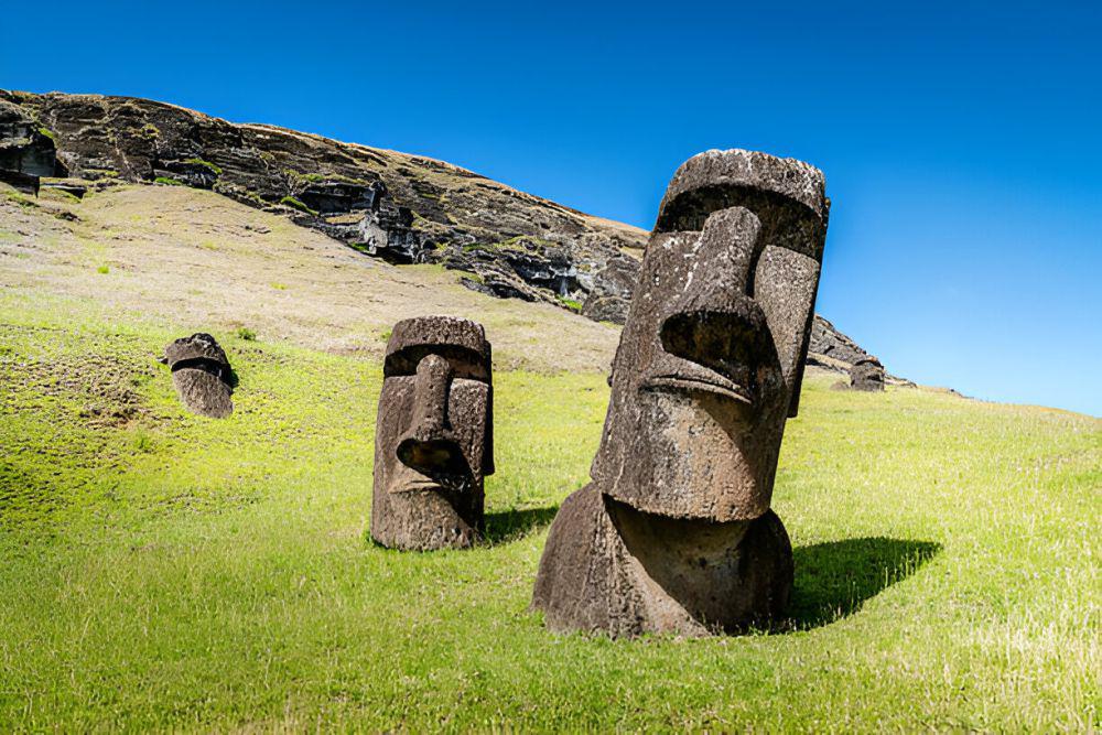 Selain Moai, 5 Patung Kuno Ini Tak Kalah Menarik dan Penuh Misteri