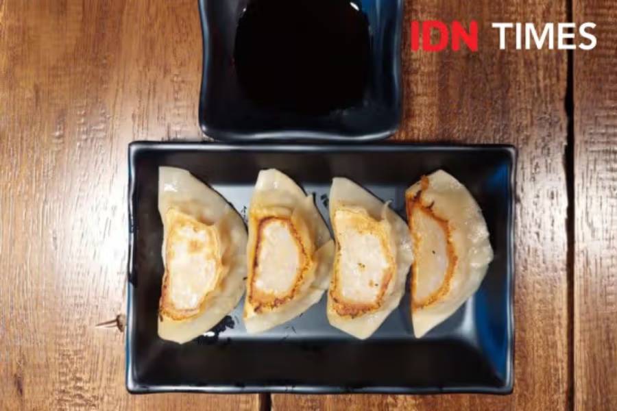 Potret gyoza yang disajikan dengan kecap asin (IDN Times/Dhiya Awlia Azzahra)