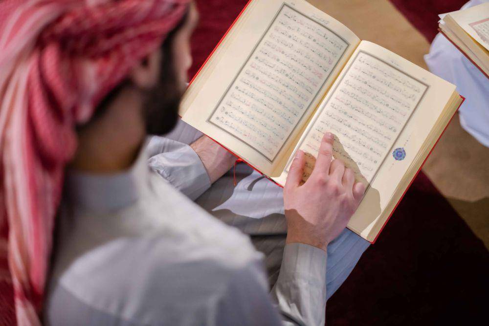 ilustrasi membaca Al Qur'an (vecteezy.com/dotshock)