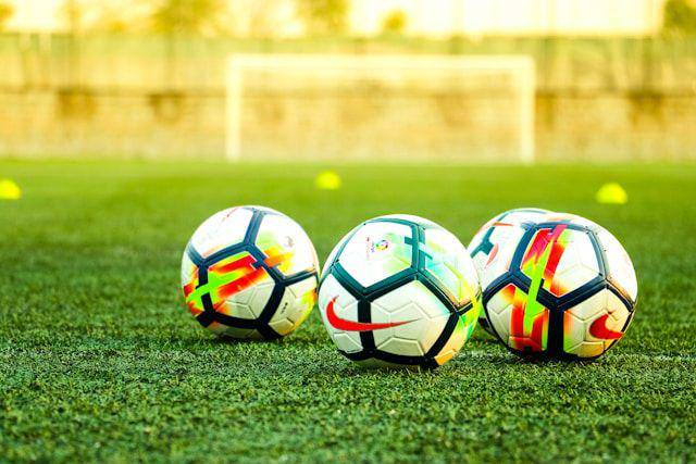 ilustrasi bola sepak (unsplash.com/@vikramtkv)