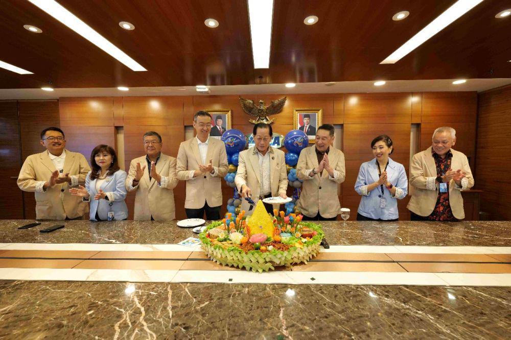 HUT BCA ke-68, Jajaran Komisaris dan Direksi Potong Tumpeng