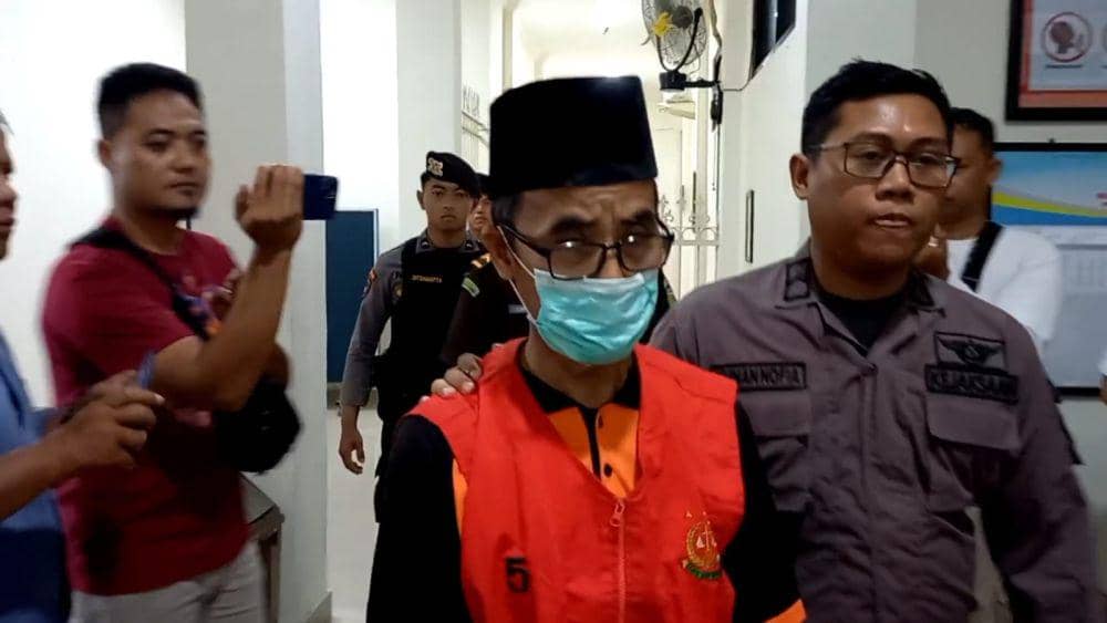 Terdakwa saat menuju ruang sidang di PN Trenggalek. IDN Times/ istimewa
