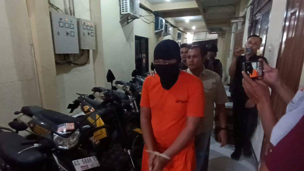 Tersangka kasus penggelapan mobil di sebuah showroom di Tulungagung. IDN Times/ Bramanta Pamungkas