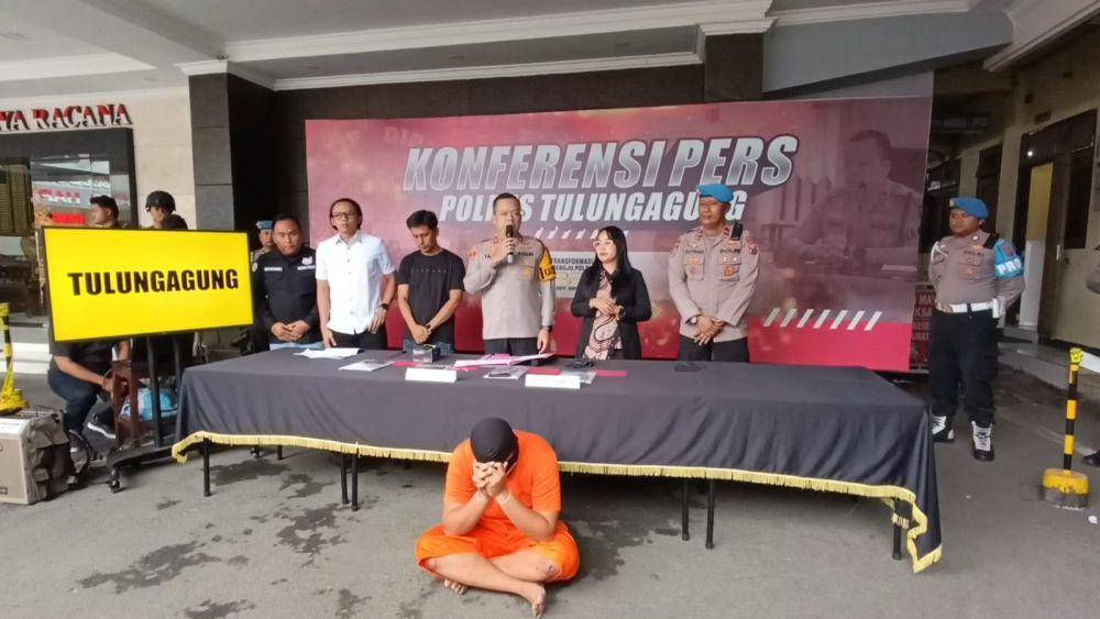 Tersangka kasus penggelapan mobil di sebuah showroom di Tulungagung. IDN Times/ Bramanta Pamungkas