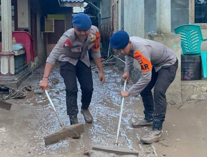 Tim SAR Satbrimob Polda Lampung membantu masyarakat terdampak banjir sejumlah titik di Kota Bandar Lampung, Kamis (27/2/2025). (Dok. Satbrimob Polda Lampung).
