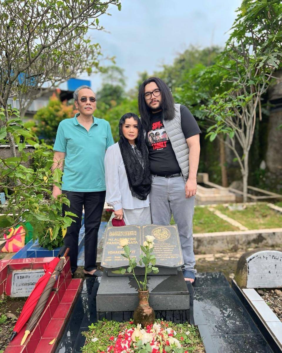 artis ziarah ke makam keluarga jelang Ramadan (instagram.com/vinapanduwinata_real)