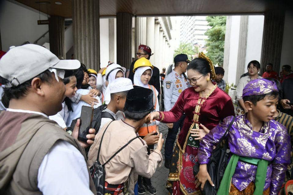 Wali Kota Semarang, Agustin memerankan Kanjeng Mas Ayu Tumenggung Purbodiningrum memimpin prosesi Dugderan untuk menyambut bulan Ramadan, Jumat (28/2/2025). (dok. Pemkot Semarang)