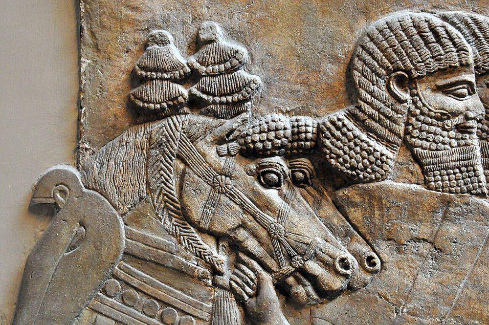 relief pualam dari Mesopotamia kuno di Nimrud (sekarang Ninawa, Irak), Mesopotamia, periode Neo-Asyur, pemerintahan Tiglath-pileser III, sekitar 728 SM di Museum Inggris, London. (commons.wikimedia.org/Osama Shukir Muhammed Amin FRCP)