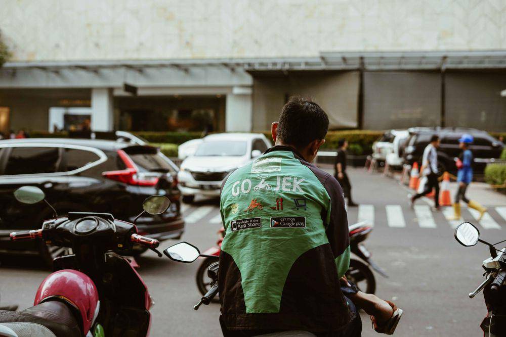 ilustrasi driver ojek online (unsplash.com/Afif Ramdhasuma)