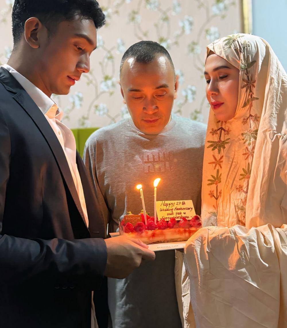 anniversary Marini Zumarnis dan suami (Instagram.com/marinizumarnisreal)