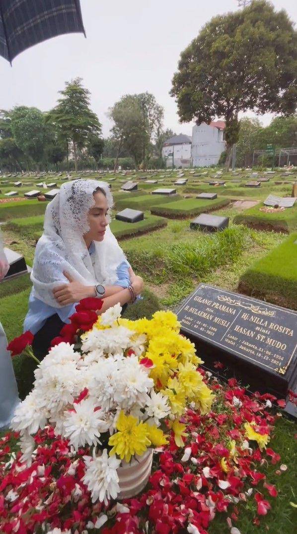 artis ziarah ke makam keluarga jelang Ramadan (instagram.com/ussypratama)