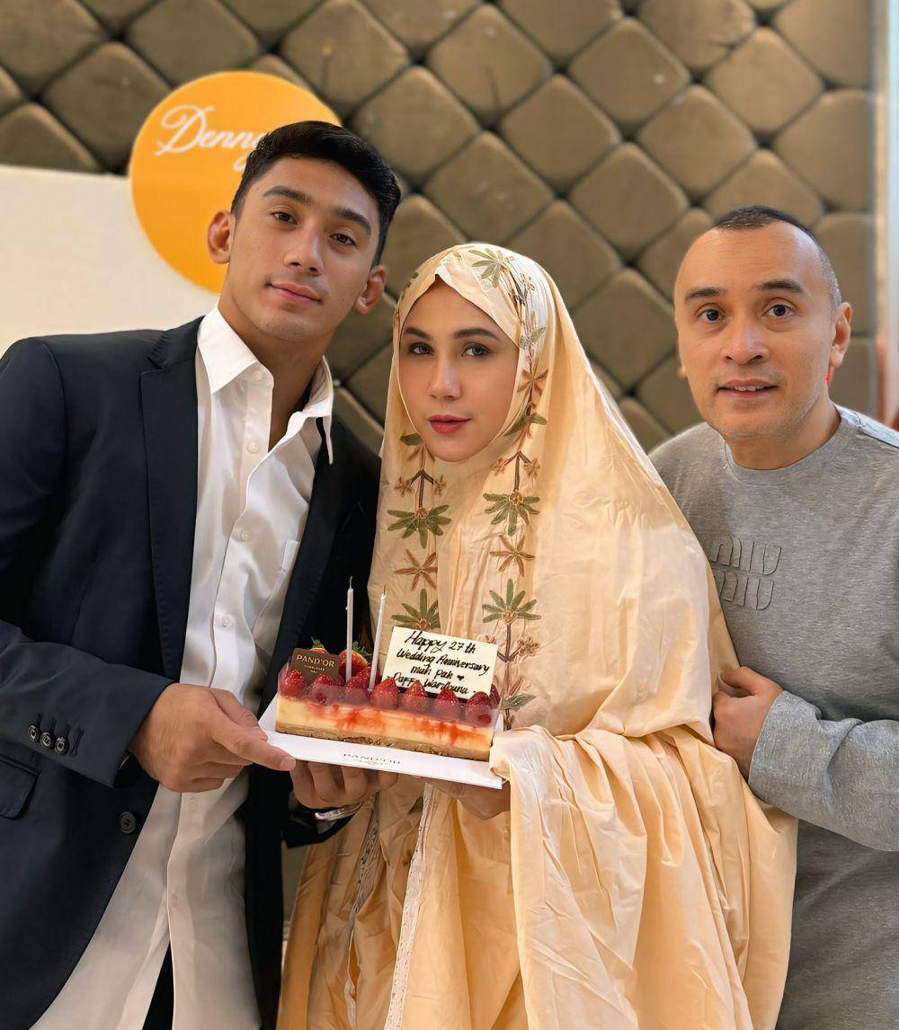 anniversary Marini Zumarnis dan suami (Instagram.com/marinizumarnisreal)
