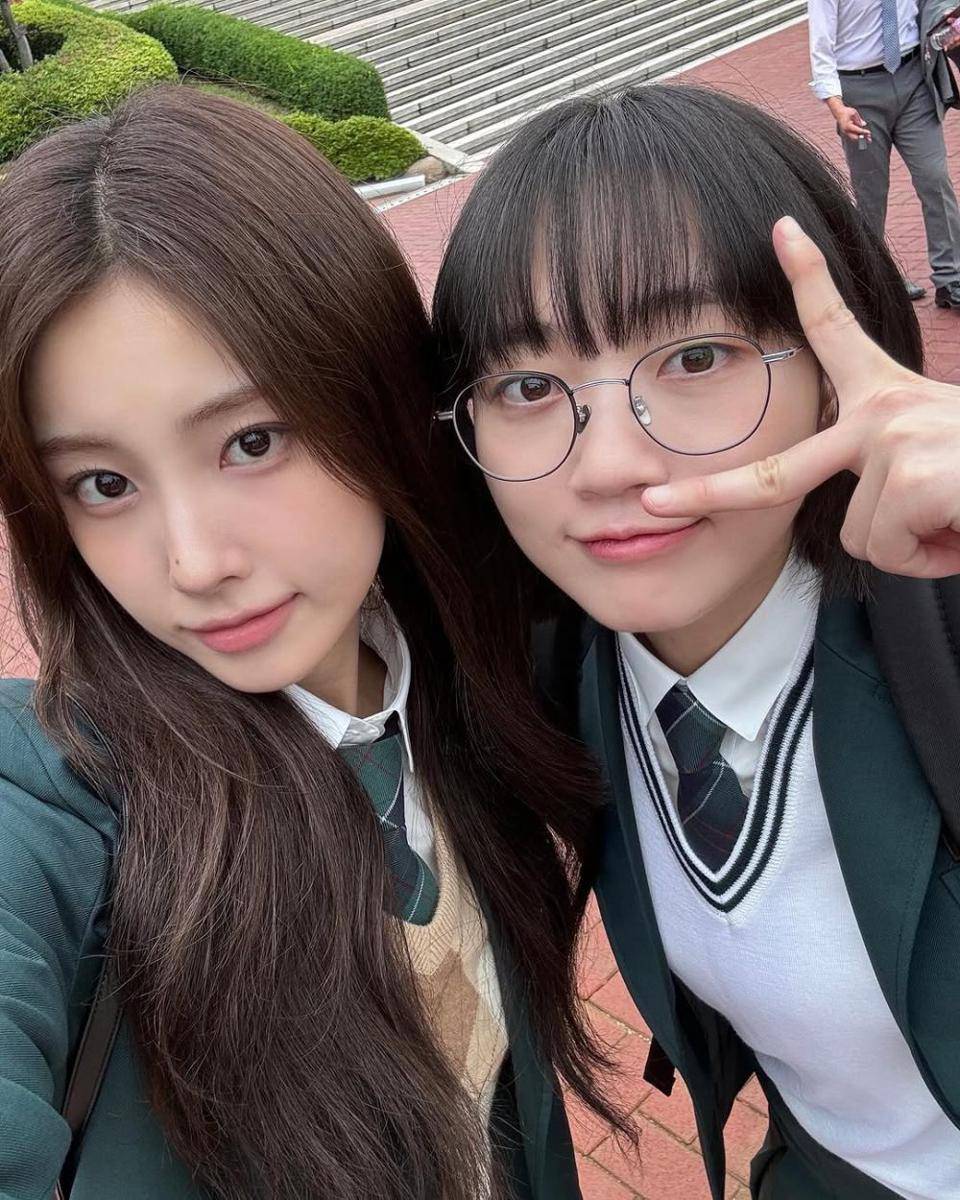 potret Oh Woo Ri (kanan) dan Kang Hye Won (instagram.com/wee_woori)