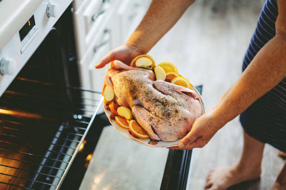 ilustrasi cara membuat ayam panggang oven (freepik.com)