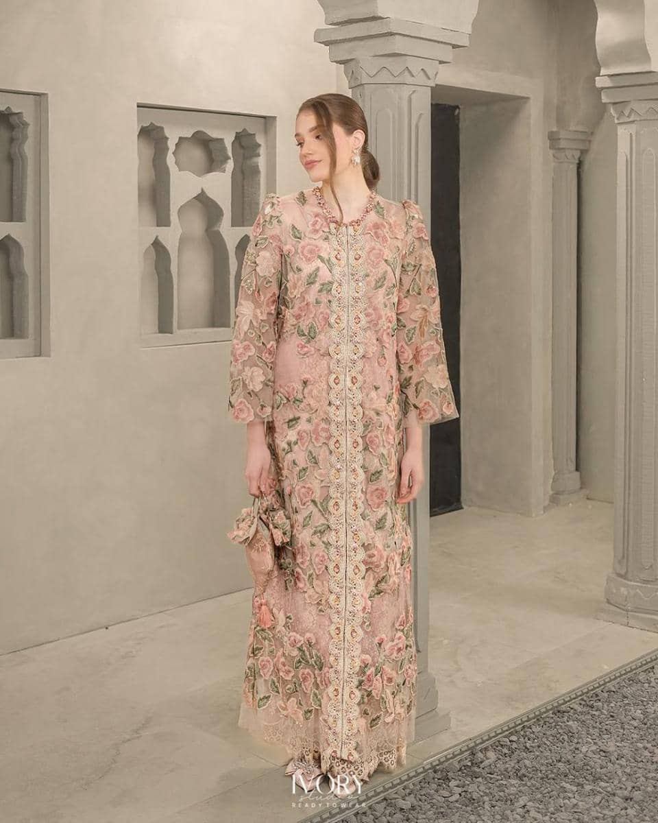 Here & There Meile Rosy Dream Dress (instagram.com/ivory.studiortw)