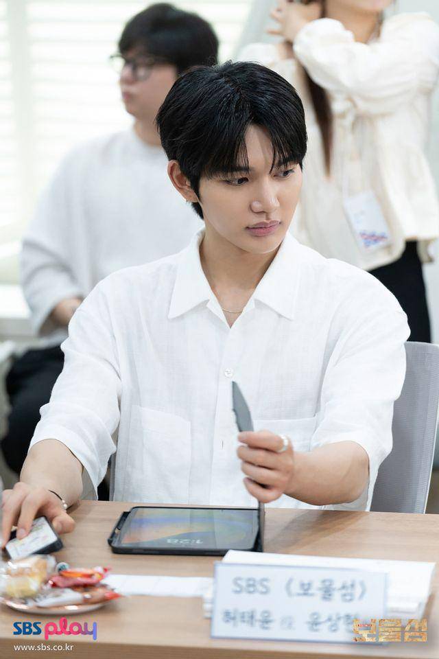 potret Huh Tae Yoon (Yoon Sang Hyeon) di pembacaan naskah drakor Buried Hearts (dok. SBS/Buried Hearts)