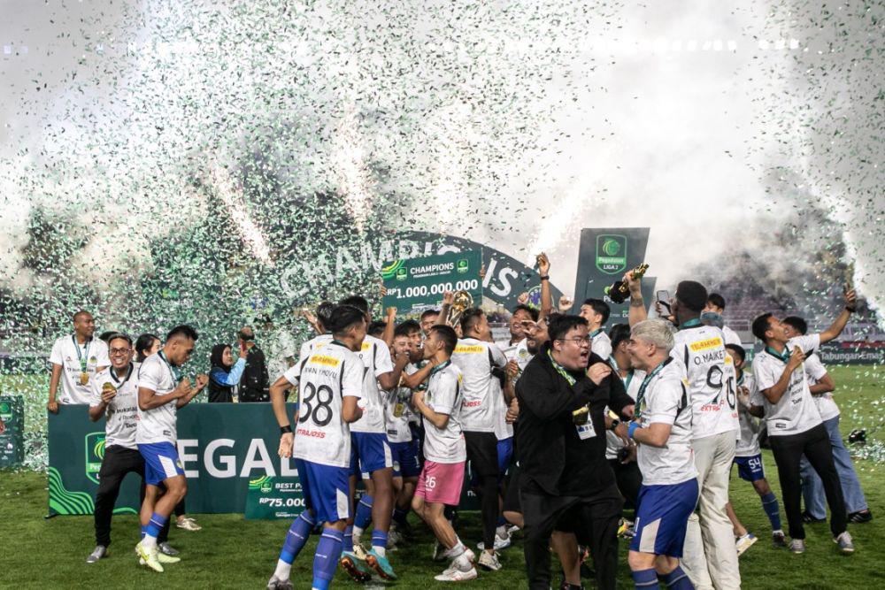 PSIM Yogyakarta meraih juara Liga 2 setelah di final menang atas Bhayangkara FC dengan skor 2-1. (ANTARA FOTO/Mohammad Ayudha)