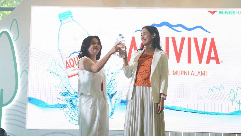 Devi Chrisnatalia selaku Senior Brand Manager AQUVIVA dan dr. Nadia Alaydrus, M.Kes. A3M, Dipl. AAAM dalam acara peluncuran air mineral AQUVIVA, Selasa, (25/2/2025) (Dok. AQUVIVA)