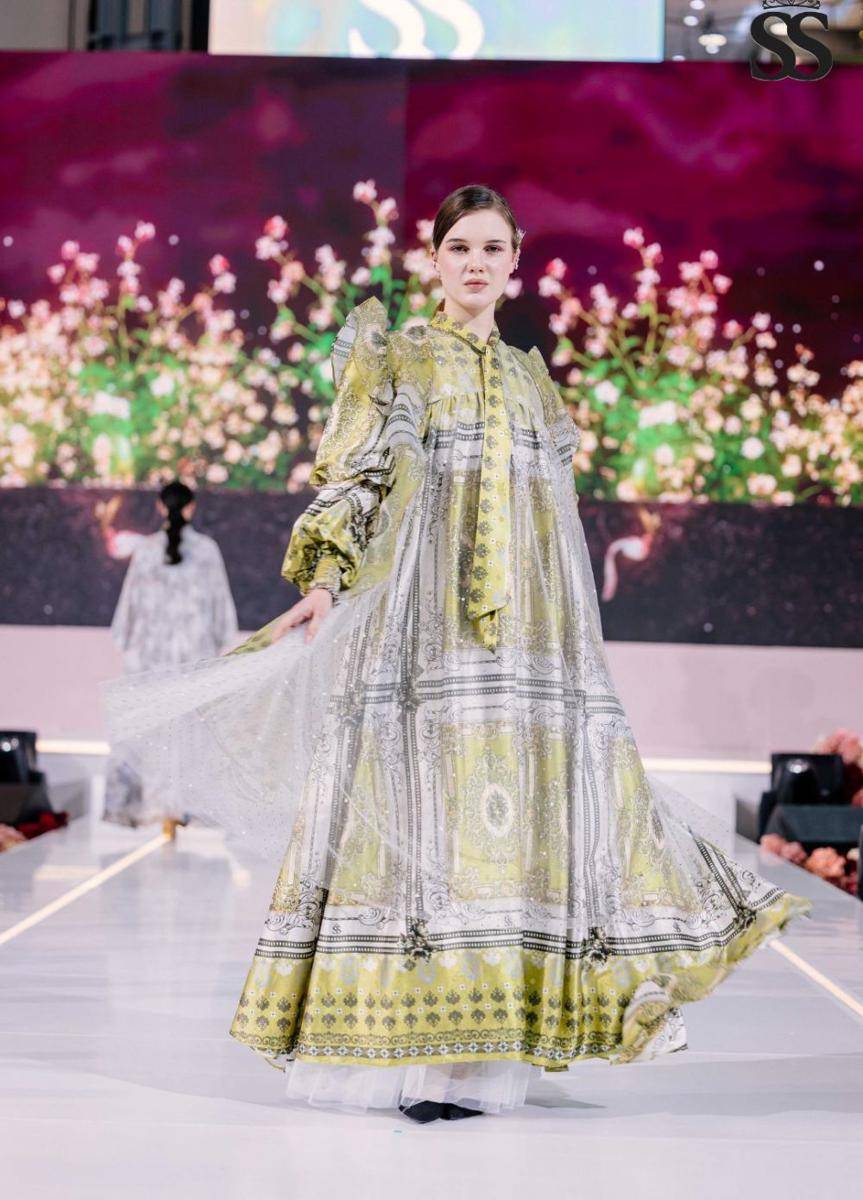 Koleksi dress Lebaran 2025 dari Shella Saukia yang tampil dalam fashion show bertajuk ‘Ssahaja Perempuan Indonesia’ pada Rabu (26/2/2025) di Main Atrium, Gandaria City. (dok. Shella Saukia Fashion)