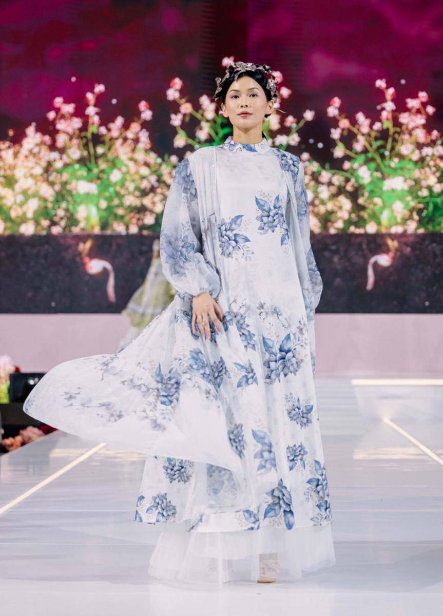 Koleksi dress Lebaran 2025 dari Shella Saukia yang tampil dalam fashion show bertajuk ‘Ssahaja Perempuan Indonesia’ pada Rabu (26/2/2025) di Main Atrium, Gandaria City. (dok. Shella Saukia Fashion)