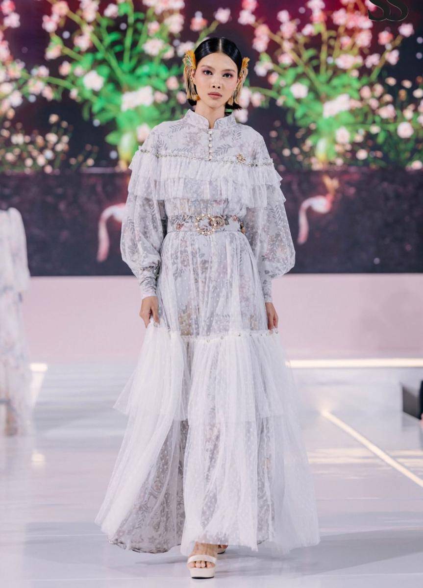 Koleksi dress Lebaran 2025 dari Shella Saukia yang tampil dalam fashion show bertajuk ‘Ssahaja Perempuan Indonesia’ pada Rabu (26/2/2025) di Main Atrium, Gandaria City. (dok. Shella Saukia Fashion)