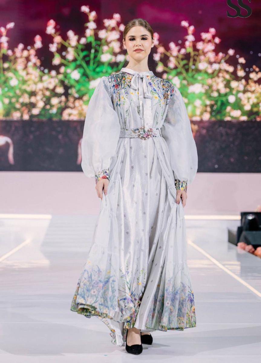 Koleksi dress Lebaran 2025 dari Shella Saukia yang tampil dalam fashion show bertajuk ‘Ssahaja Perempuan Indonesia’ pada Rabu (26/2/2025) di Main Atrium, Gandaria City. (dok. Shella Saukia Fashion)