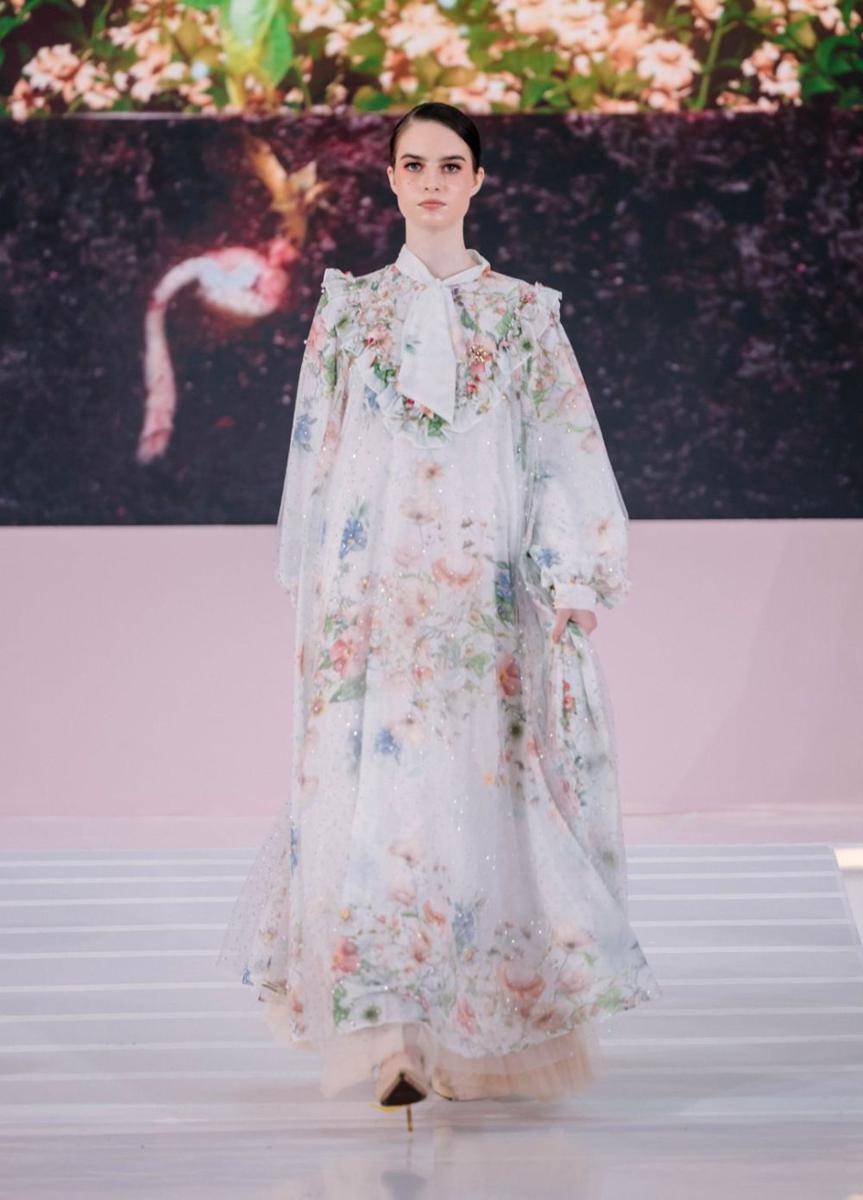 Koleksi dress Lebaran 2025 dari Shella Saukia yang tampil dalam fashion show bertajuk ‘Ssahaja Perempuan Indonesia’ pada Rabu (26/2/2025) di Main Atrium, Gandaria City. (dok. Shella Saukia Fashion)
