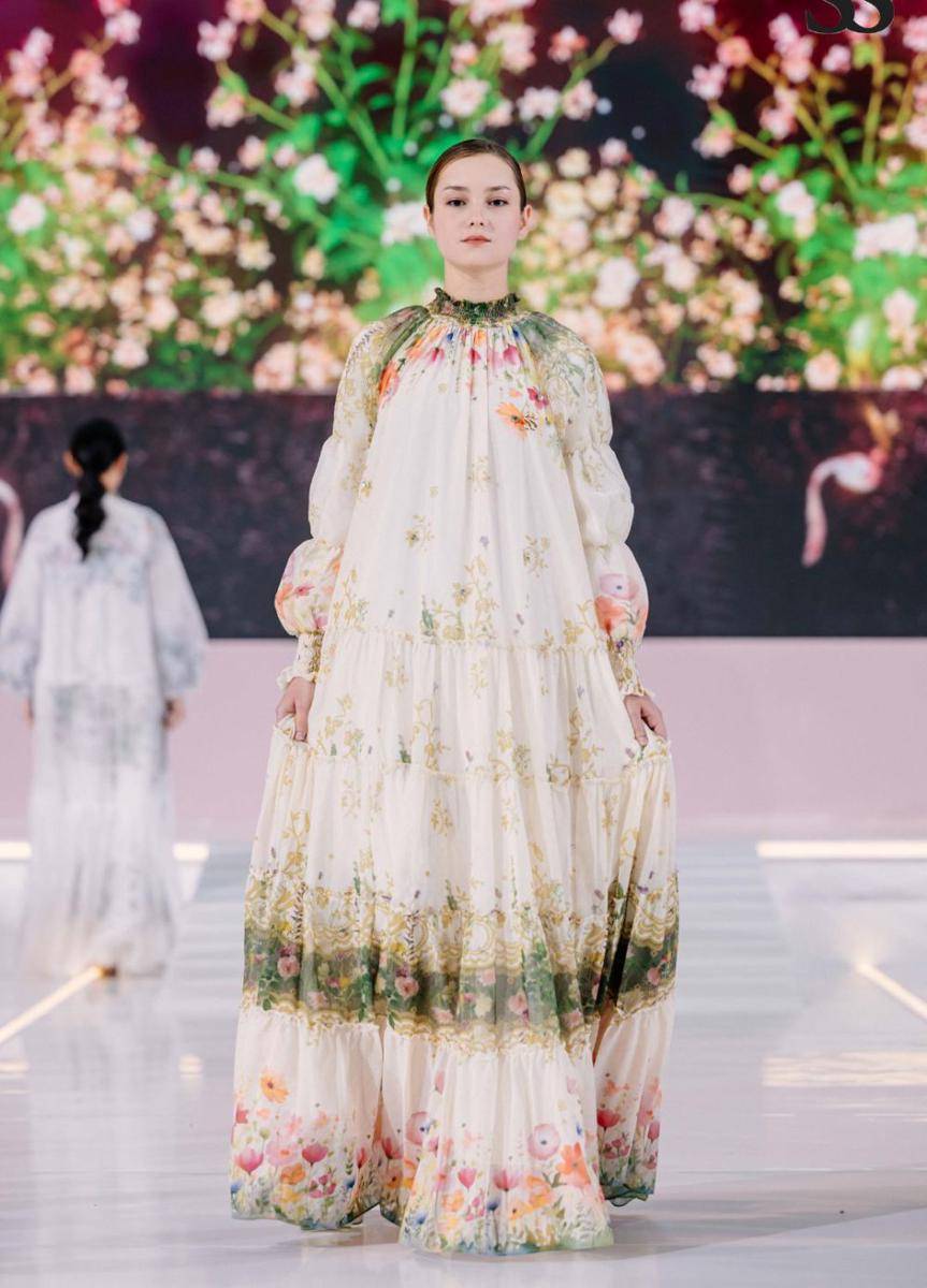 Koleksi dress Lebaran 2025 dari Shella Saukia yang tampil dalam fashion show bertajuk ‘Ssahaja Perempuan Indonesia’ pada Rabu (26/2/2025) di Main Atrium, Gandaria City. (dok. Shella Saukia Fashion)