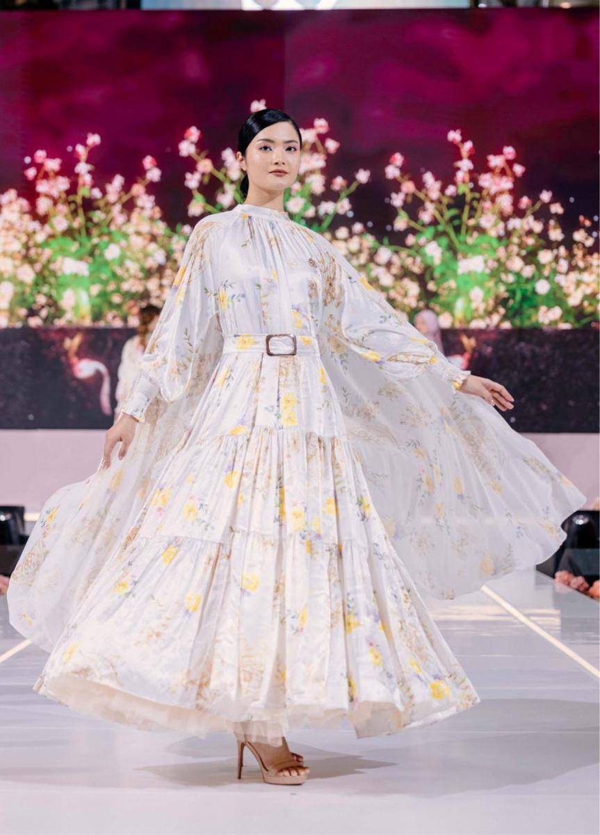 Koleksi dress Lebaran 2025 dari Shella Saukia yang tampil dalam fashion show bertajuk ‘Ssahaja Perempuan Indonesia’ pada Rabu (26/2/2025) di Main Atrium, Gandaria City. (dok. Shella Saukia Fashion)