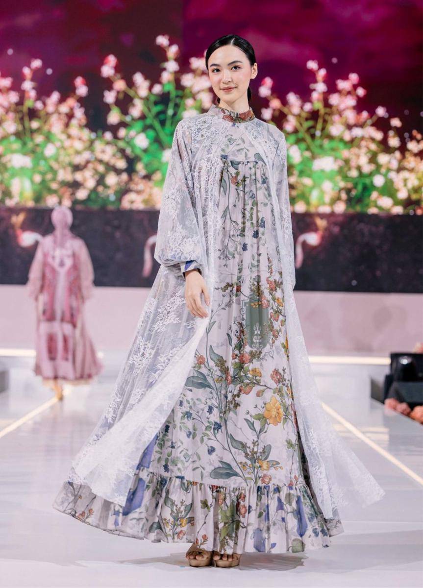 Koleksi dress Lebaran 2025 dari Shella Saukia yang tampil dalam fashion show bertajuk ‘Ssahaja Perempuan Indonesia’ pada Rabu (26/2/2025) di Main Atrium, Gandaria City. (dok. Shella Saukia Fashion)
