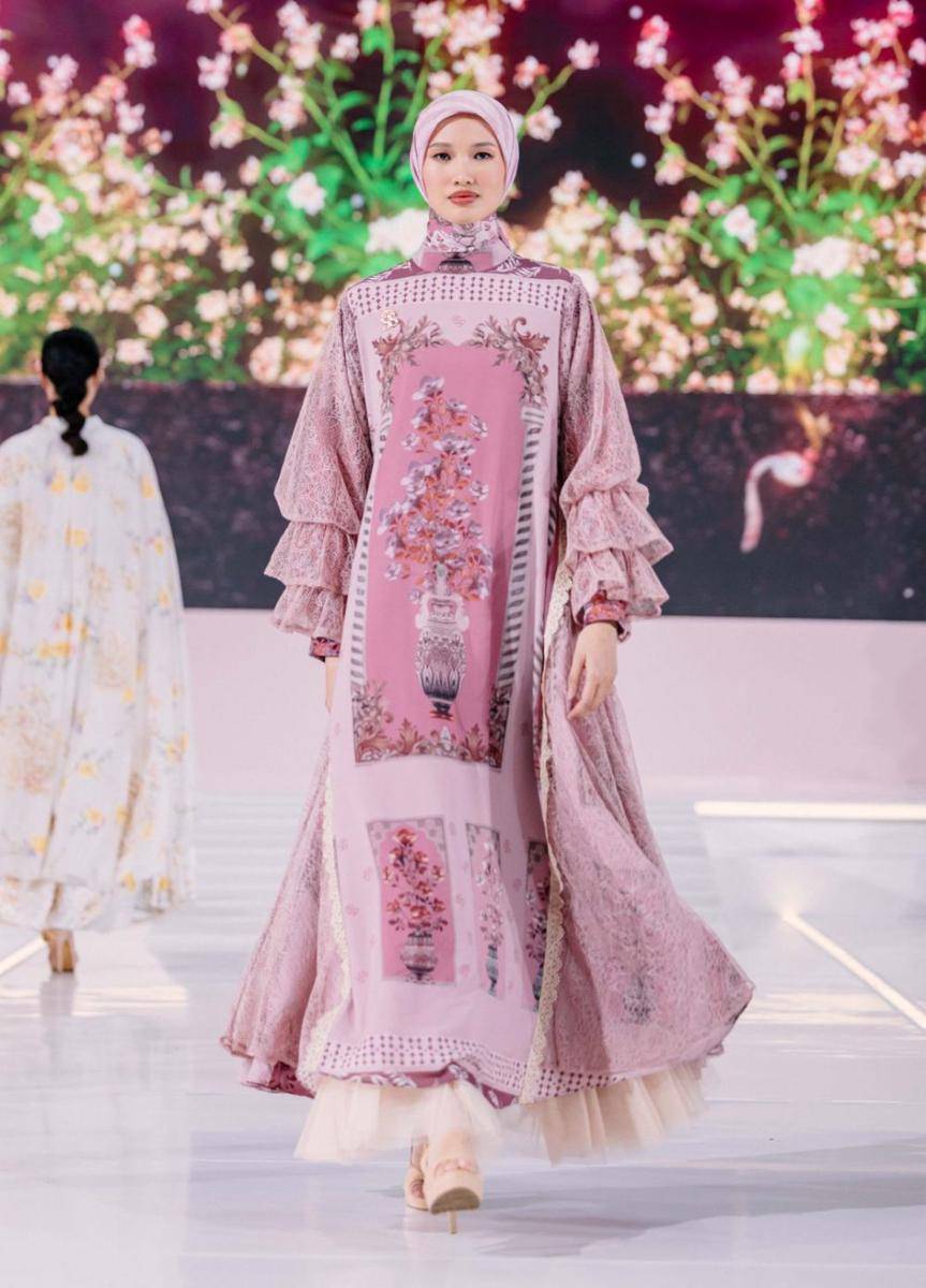 Koleksi dress Lebaran 2025 dari Shella Saukia yang tampil dalam fashion show bertajuk ‘Ssahaja Perempuan Indonesia’ pada Rabu (26/2/2025) di Main Atrium, Gandaria City. (dok. Shella Saukia Fashion)