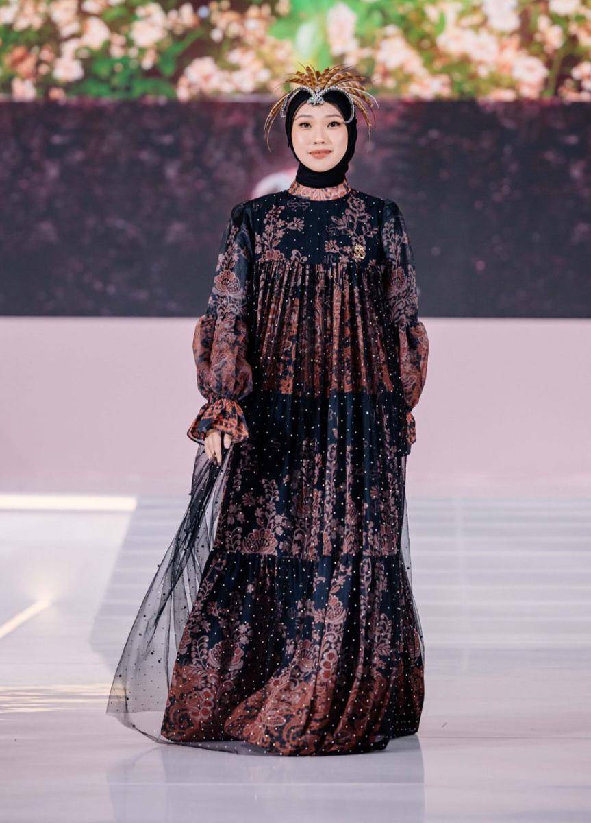Koleksi dress Lebaran 2025 dari Shella Saukia yang tampil dalam fashion show bertajuk ‘Ssahaja Perempuan Indonesia’ pada Rabu (26/2/2025) di Main Atrium, Gandaria City. (dok. Shella Saukia Fashion)