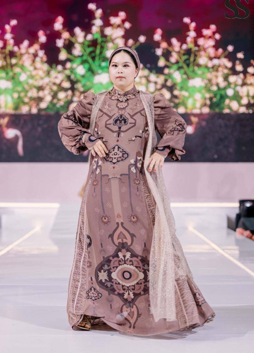 Koleksi dress Lebaran 2025 dari Shella Saukia yang tampil dalam fashion show bertajuk ‘Ssahaja Perempuan Indonesia’ pada Rabu (26/2/2025) di Main Atrium, Gandaria City. (dok. Shella Saukia Fashion)