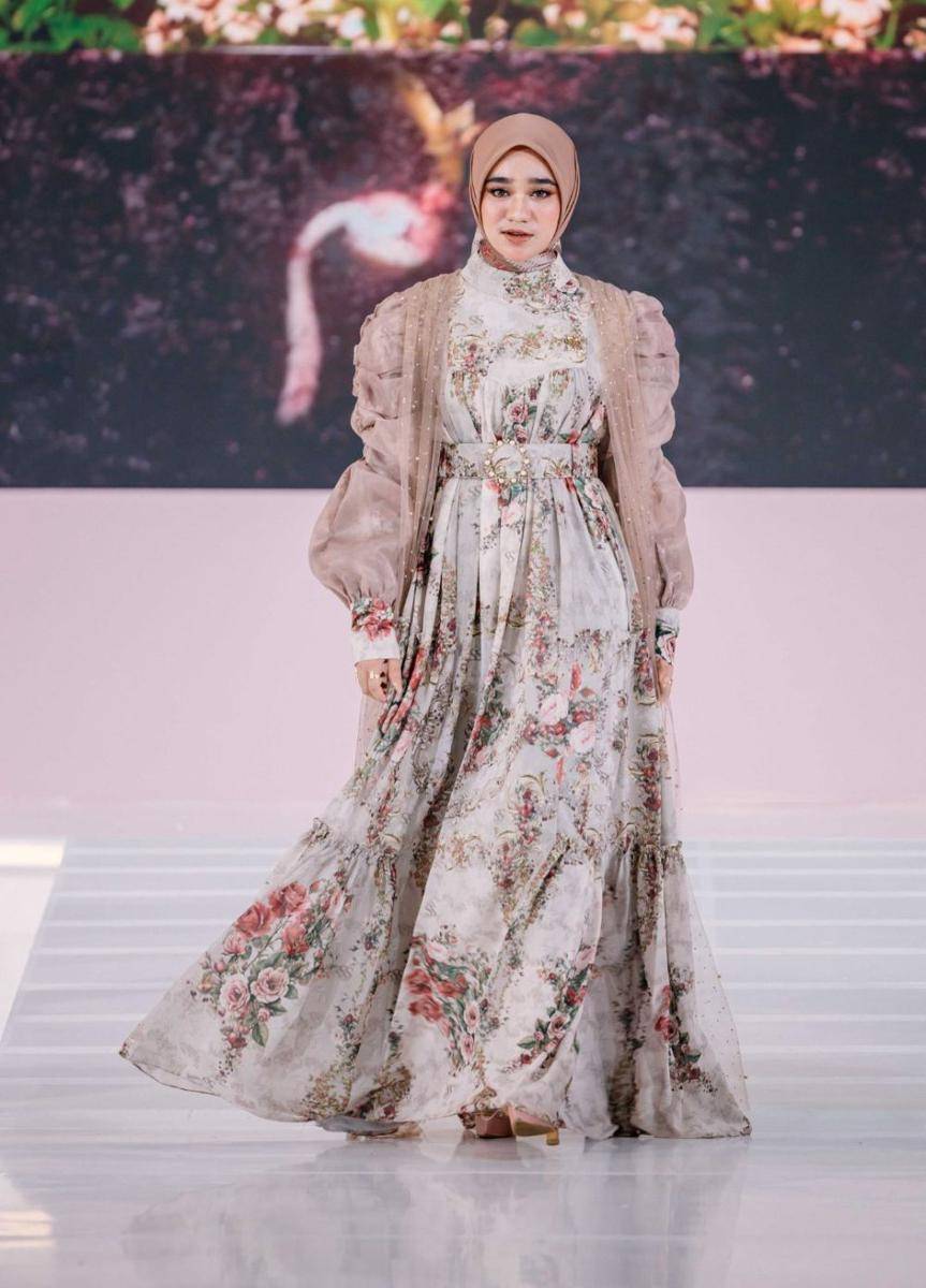Koleksi dress Lebaran 2025 dari Shella Saukia yang tampil dalam fashion show bertajuk ‘Ssahaja Perempuan Indonesia’ pada Rabu (26/2/2025) di Main Atrium, Gandaria City. (dok. Shella Saukia Fashion)
