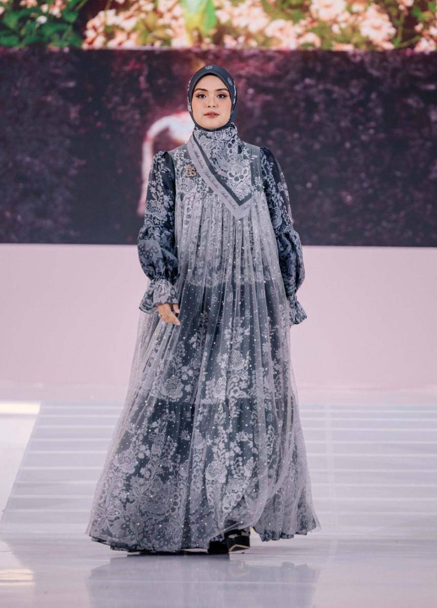 Koleksi dress Lebaran 2025 dari Shella Saukia yang tampil dalam fashion show bertajuk ‘Ssahaja Perempuan Indonesia’ pada Rabu (26/2/2025) di Main Atrium, Gandaria City. (dok. Shella Saukia Fashion)