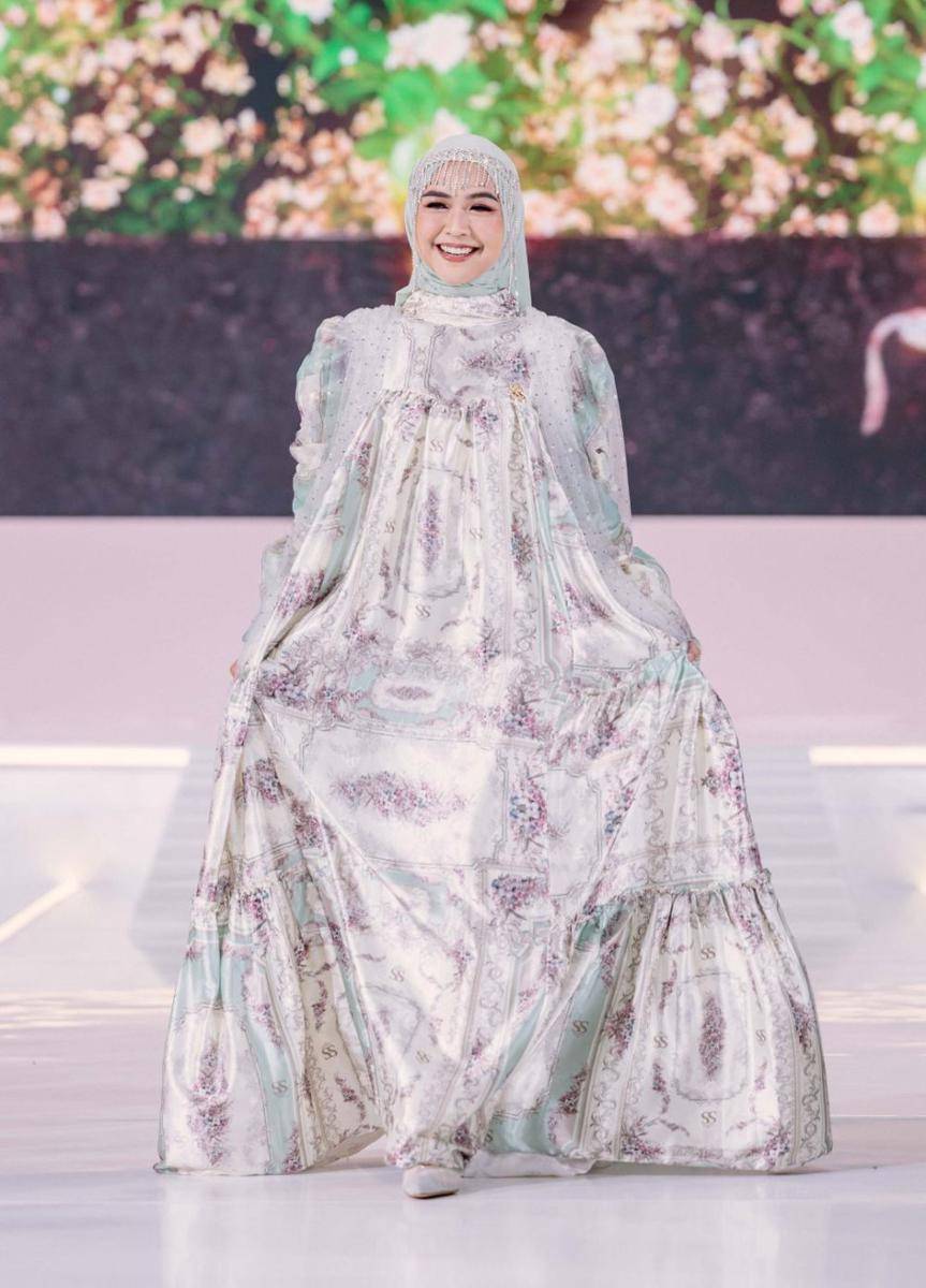 Koleksi dress Lebaran 2025 dari Shella Saukia yang tampil dalam fashion show bertajuk ‘Ssahaja Perempuan Indonesia’ pada Rabu (26/2/2025) di Main Atrium, Gandaria City. (dok. Shella Saukia Fashion)