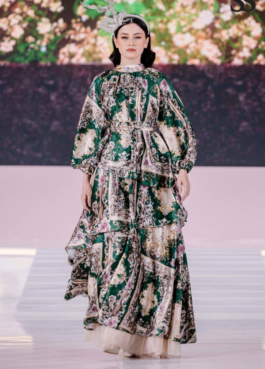 Koleksi dress Lebaran 2025 dari Shella Saukia yang tampil dalam fashion show bertajuk ‘Ssahaja Perempuan Indonesia’ pada Rabu (26/2/2025) di Main Atrium, Gandaria City. (dok. Shella Saukia Fashion)