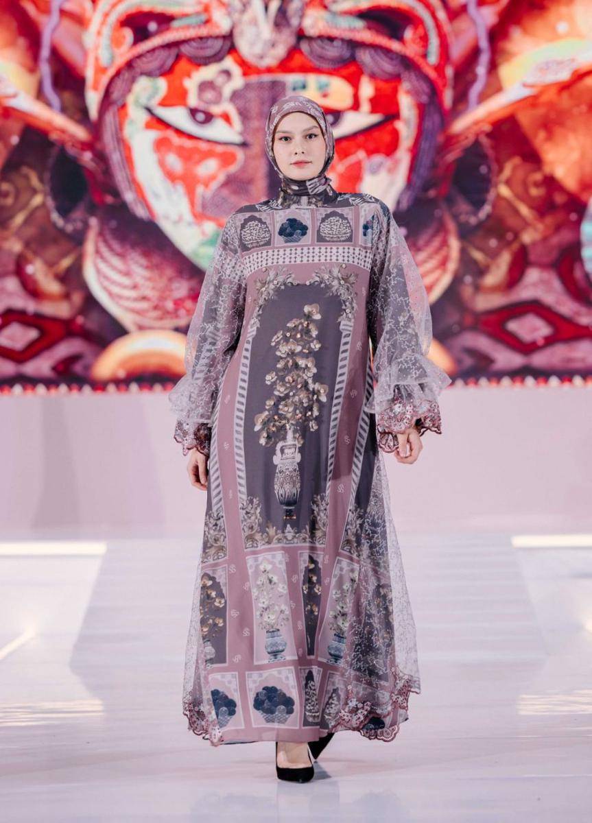 Koleksi dress Lebaran 2025 dari Shella Saukia yang tampil dalam fashion show bertajuk ‘Ssahaja Perempuan Indonesia’ pada Rabu (26/2/2025) di Main Atrium, Gandaria City. (dok. Shella Saukia Fashion)