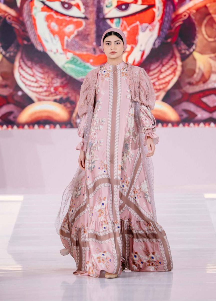 Koleksi dress Lebaran 2025 dari Shella Saukia yang tampil dalam fashion show bertajuk ‘Ssahaja Perempuan Indonesia’ pada Rabu (26/2/2025) di Main Atrium, Gandaria City. (dok. Shella Saukia Fashion)