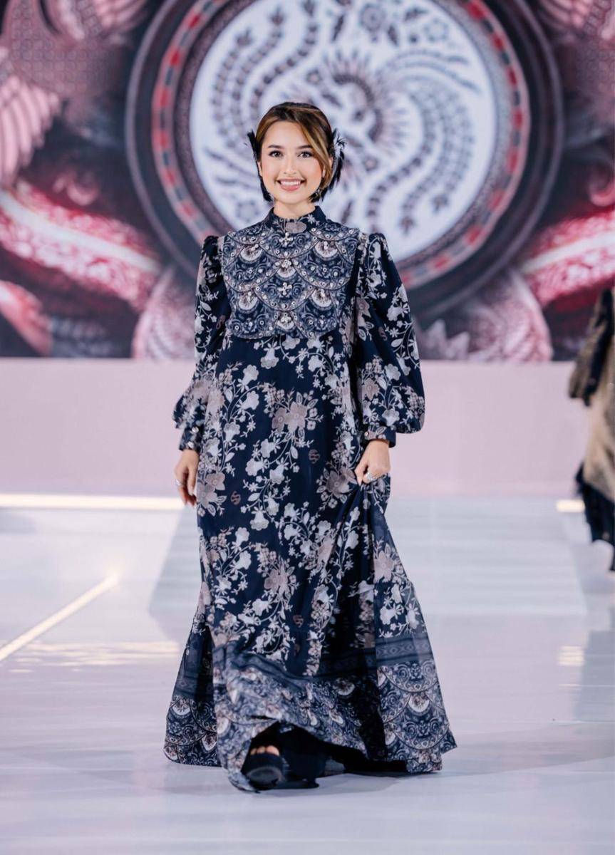 Koleksi dress Lebaran 2025 dari Shella Saukia yang tampil dalam fashion show bertajuk ‘Ssahaja Perempuan Indonesia’ pada Rabu (26/2/2025) di Main Atrium, Gandaria City. (dok. Shella Saukia Fashion)
