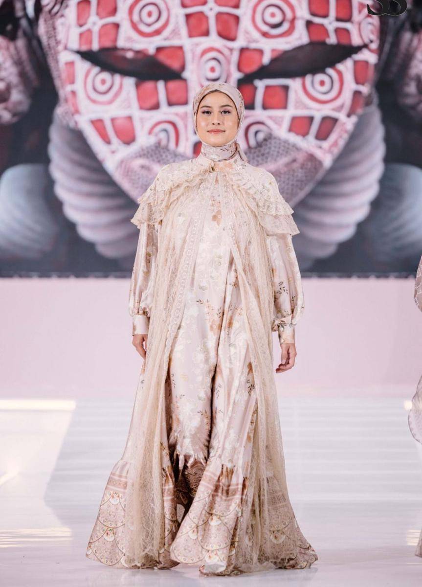 Koleksi dress Lebaran 2025 dari Shella Saukia yang tampil dalam fashion show bertajuk ‘Ssahaja Perempuan Indonesia’ pada Rabu (26/2/2025) di Main Atrium, Gandaria City. (dok. Shella Saukia Fashion)