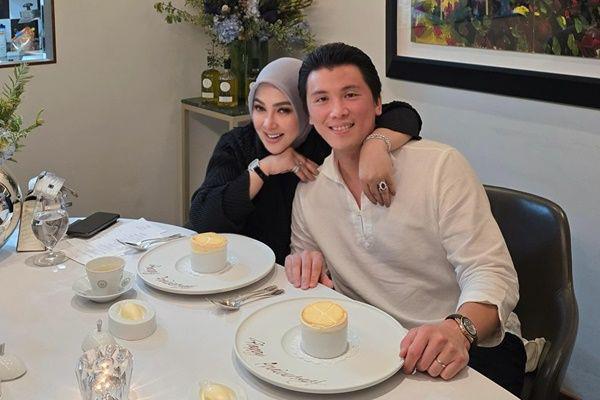 Potret Syahrini dan Reino Barack Rayakan Anniversary ke-6 Bareng Anak