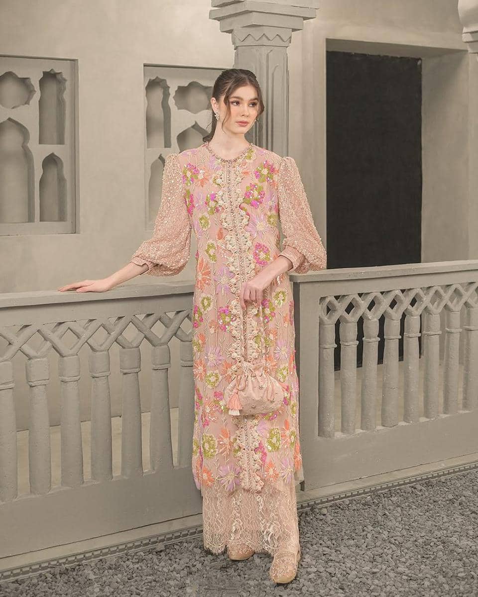 Here & There Aure Floral Sonata Dress (instagram.com/ivory.studiortw)