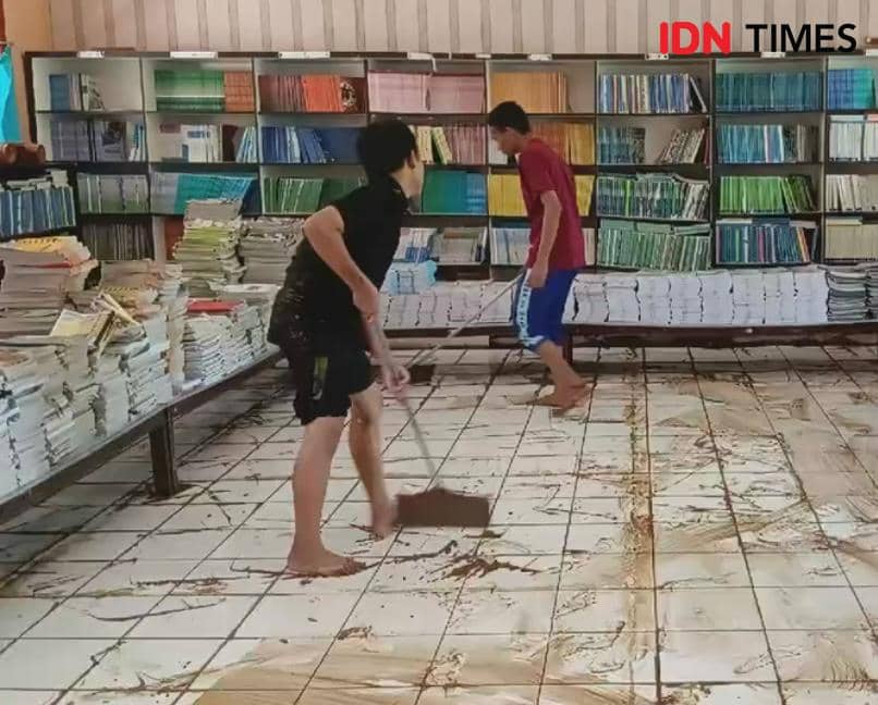 Penampakan pascabanjir di SMPN 27 Bandar Lampung. (IDN Times/Tama Yudha Wiguna).