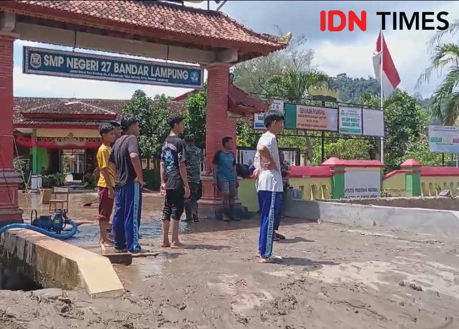 Penampakan pascabanjir di SMPN 27 Bandar Lampung. (IDN Times/Tama Yudha Wiguna).