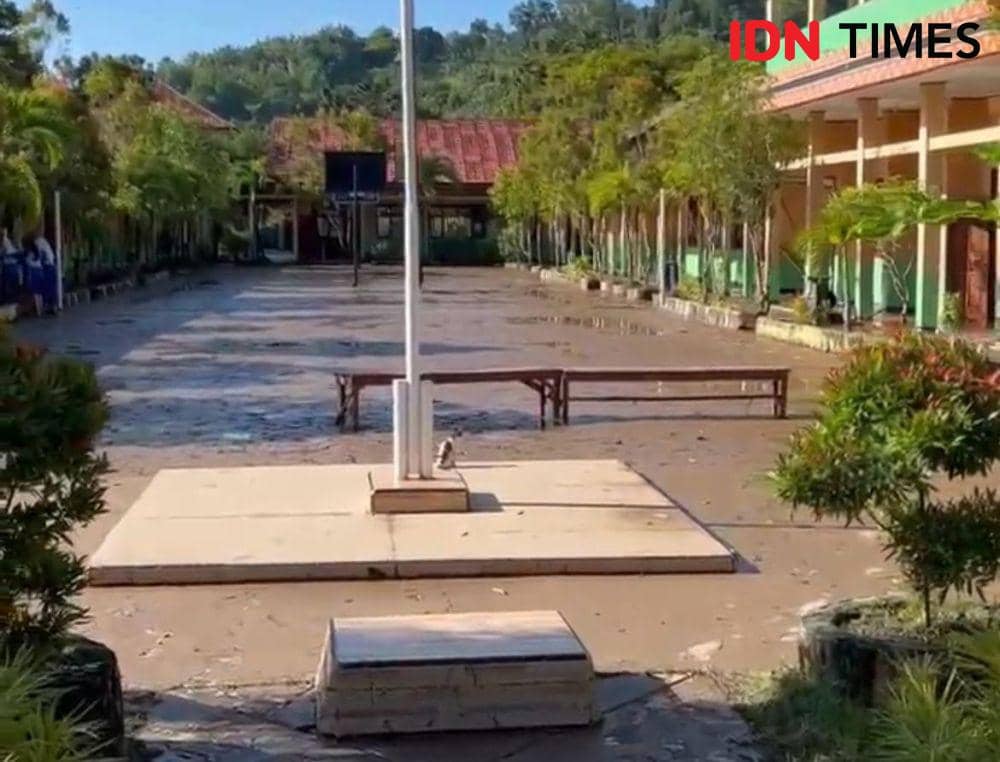 Penampakan pascabanjir di SMPN 27 Bandar Lampung. (IDN Times/Tama Yudha Wiguna).