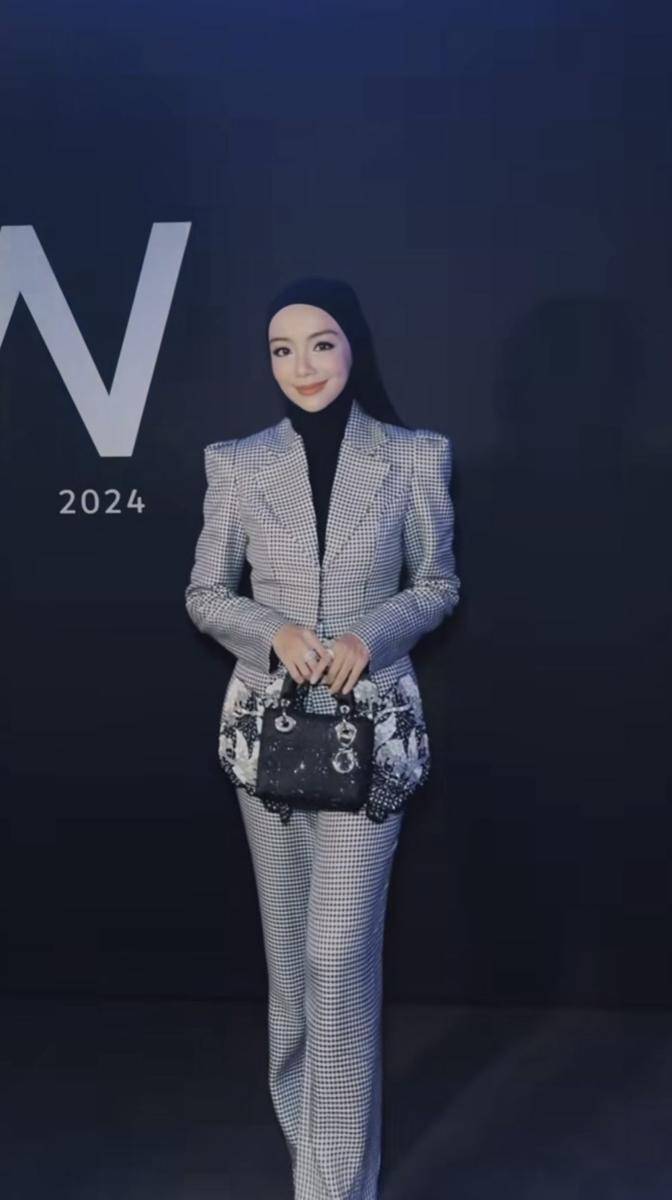 Gaya hijab pakai blazer ala Mira Filzah