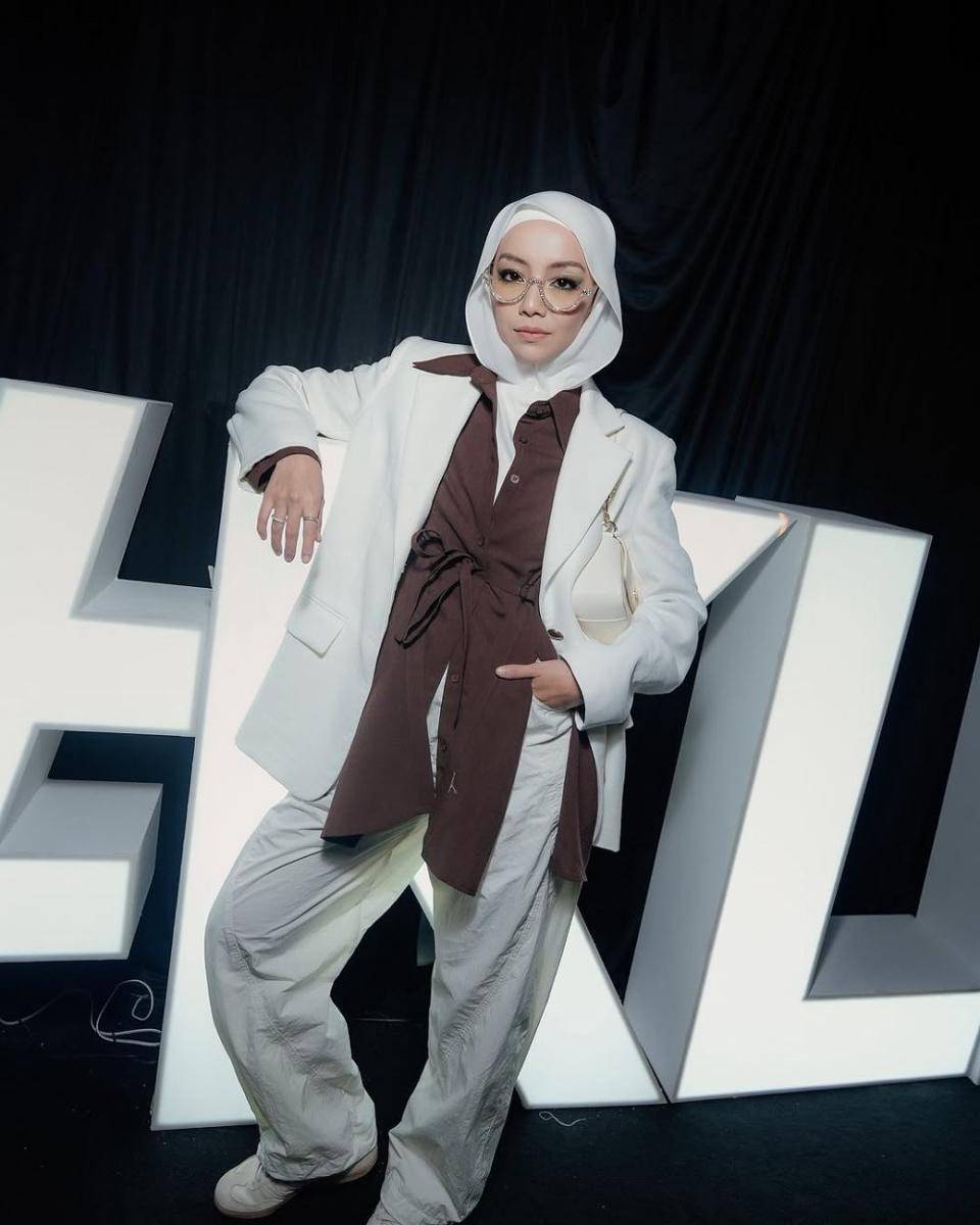 Outfit hijab pakai blazer ala Mira Filzah